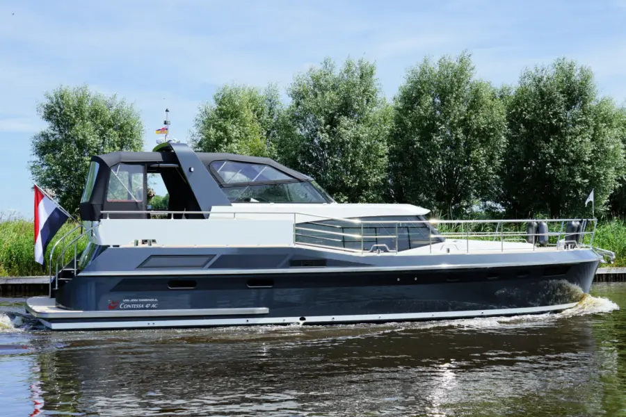 Vri Jon Contessa 47 AC op water