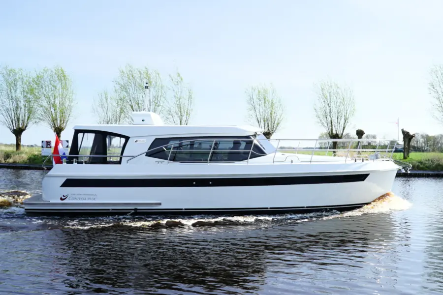 Vri Jon Contessa 39 OC Op water