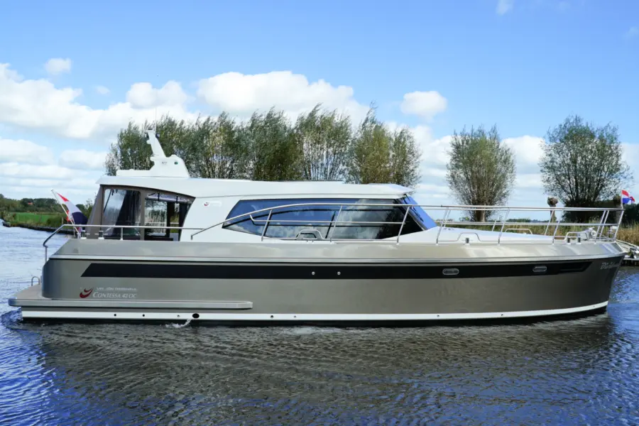 Vri Jon C 42 OC Op water