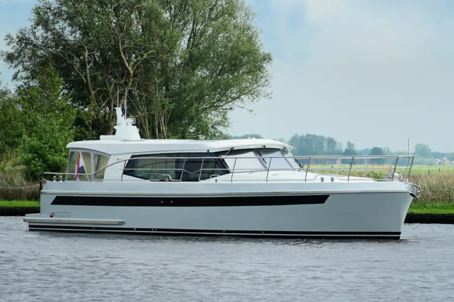 Vri Jon Contessa 47 OC Op water