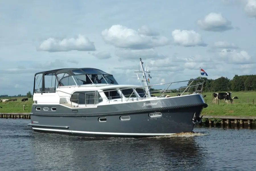 Vri Jon Classic 44 AK Op het water II