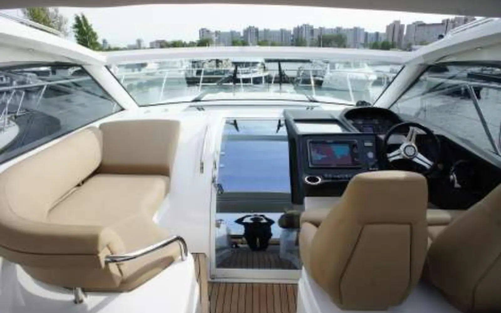 V39 Front helm
